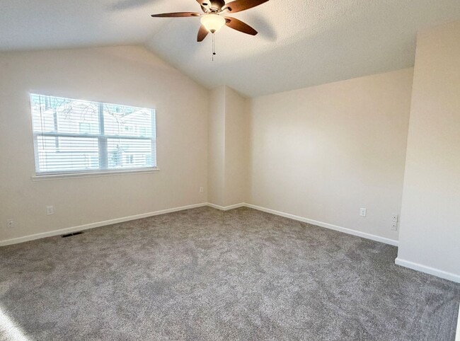 Building Photo - Exceptional 3-bedroom, 2.5-bathroom end unit townhouse located in Arvada