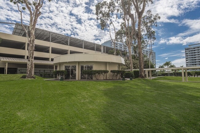 Building Photo - 2/2 Condo with 1 parking in Pool Community