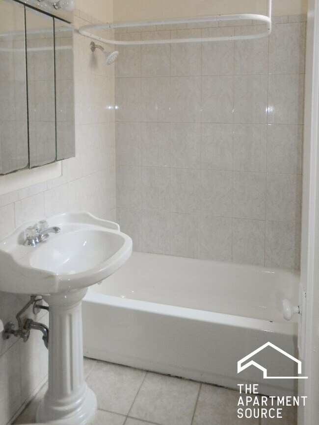 Building Photo - 2202 W Foster Ave