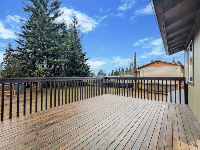 Building Photo - **Move-in Special** Gorgeous Remodeled 4 bed 2 bath w/ 2 car garage!