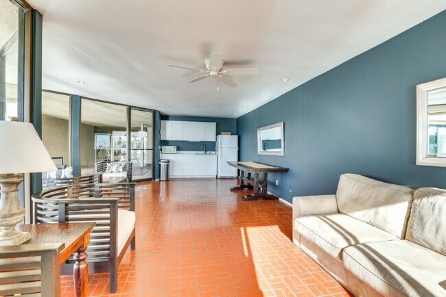 Building Photo - 4513 Cove Dr