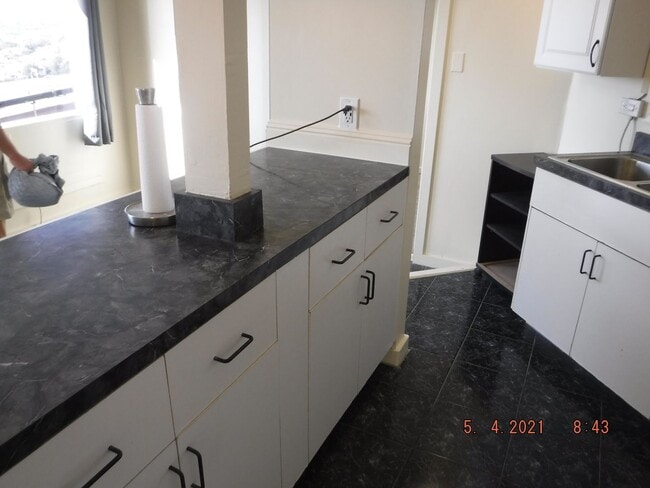 Building Photo - Kahala Hts Cottage 2 / 1 / garage