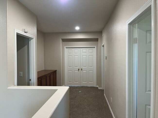 Building Photo - Gorgeous 5 bedroom, 3 bath plus Loft - Mou...