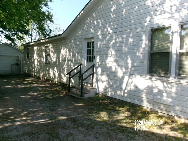 Building Photo - 2112 SW A Ave