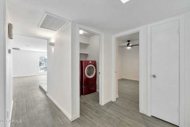 Building Photo - 3922 E Dahlia Dr