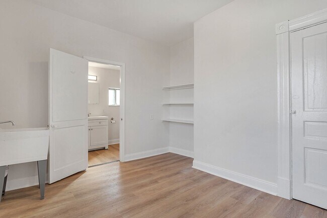 Building Photo - Updated 2 Bed, 1.5 Bath Home in Bloomfield...