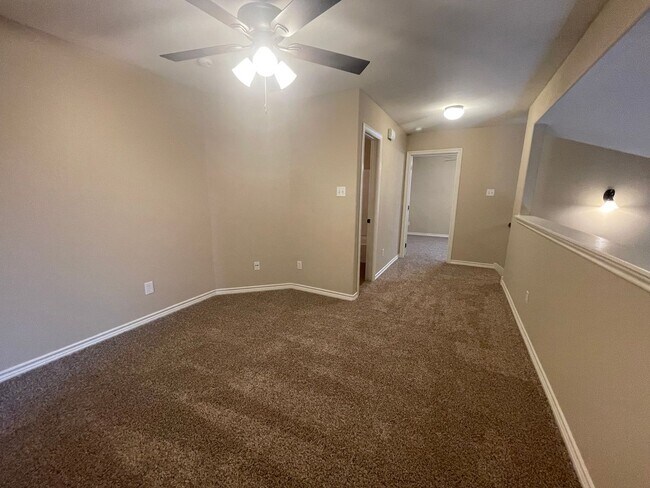 Building Photo - ~INVITING 3/2.5 Townhome Includes Granite in Kitchen & All Kitchen Appliances ((Brand New Vinyl F...