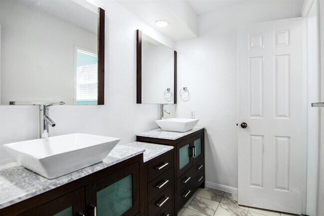Building Photo - 505 Heathgate Dr