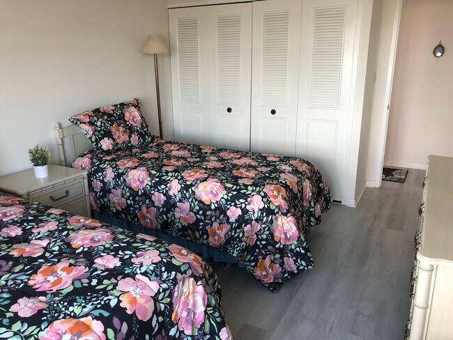 2ns bedroom - 400 Island Way