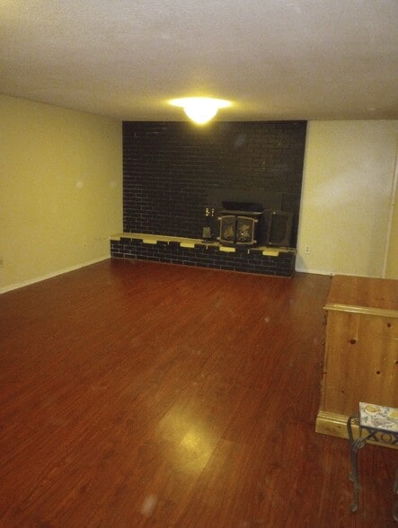 Building Photo - 2050 SW Pheasant Dr