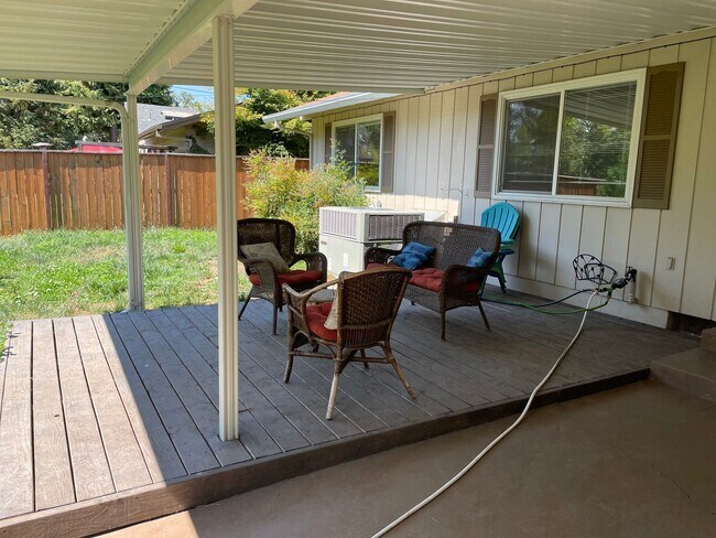 Building Photo - East Medford 3 Bedroom 2 Bathroom