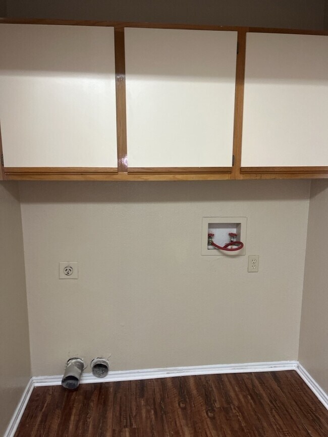 Building Photo - Townhouse! 2 bedroom 2.5 bath 2 car garage!