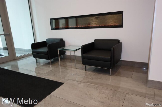 Building Photo - 350 N Main St