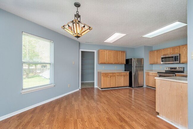 Building Photo - Large 4 Bedroom in Fishers!
