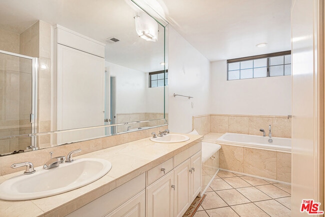 Building Photo - 315 N Swall Dr