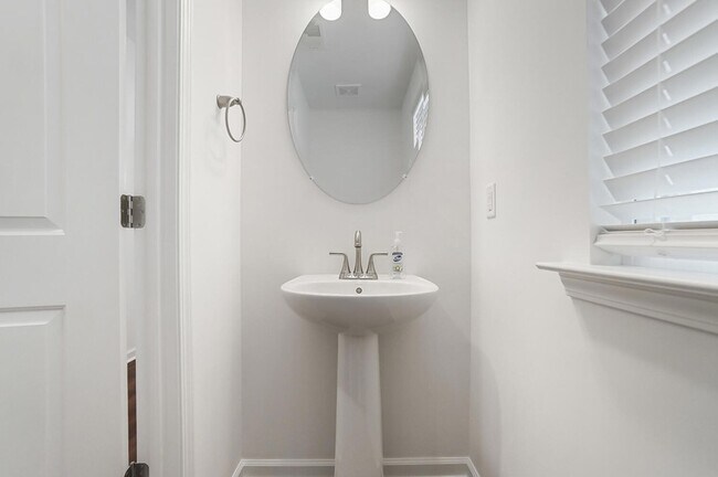 Building Photo - 609 Trotters Ln