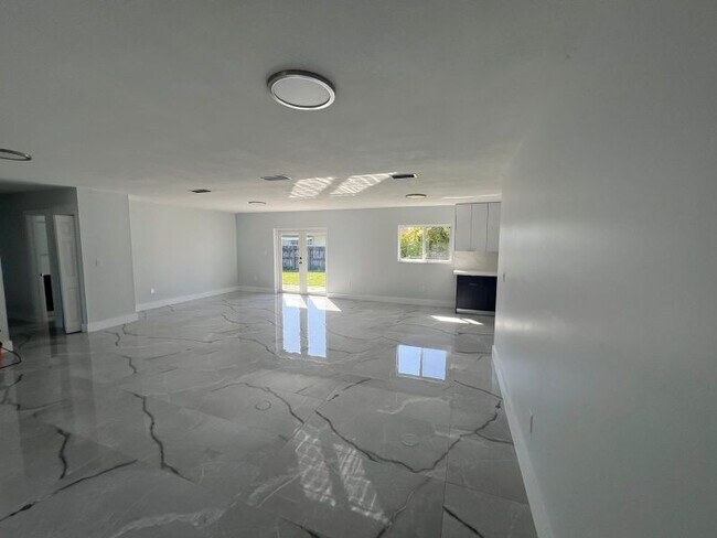 Building Photo - 3300 SW 127th Ave