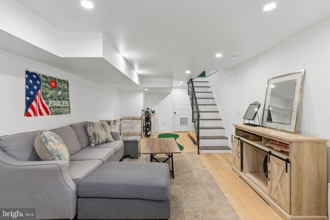 Building Photo - 1743 McClellan St