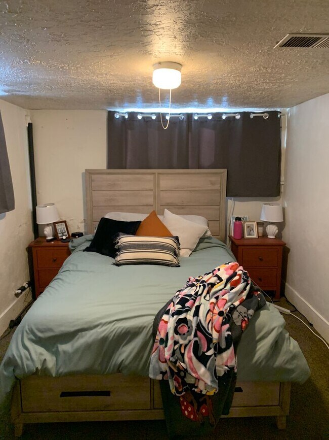 Building Photo - Chang Duplex