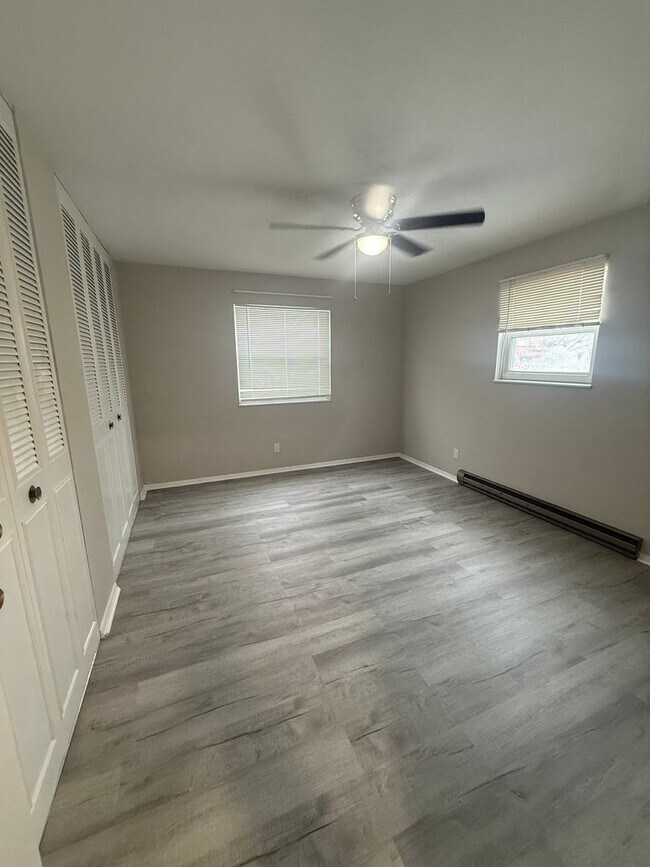 Building Photo - One bedroom upstairs apartment for rent