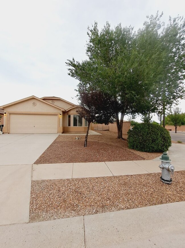 Building Photo - 3 bed 2 bath home in Huning Ranch