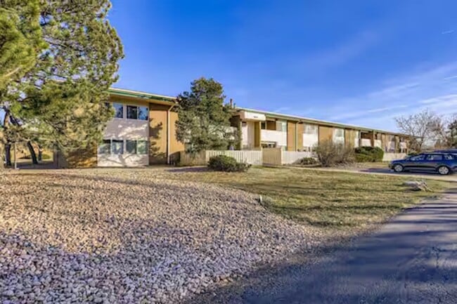 Building Photo - Furnished Flexible lease terms Large 3 bedroom, 2 bathroom peaceful condo