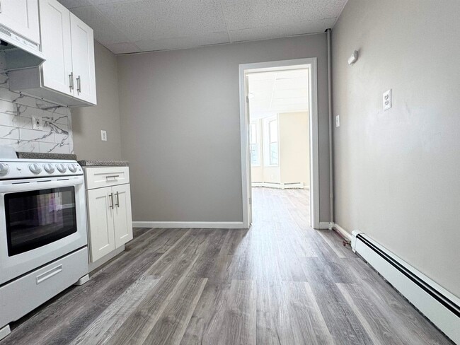 Building Photo - 76 CARLTON Ave