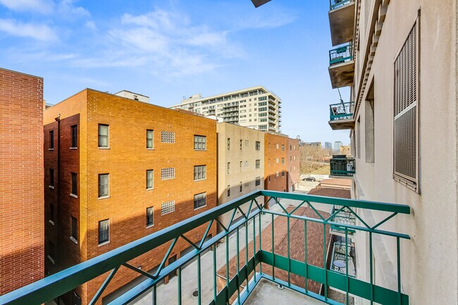 Building Photo - 680 N Green St