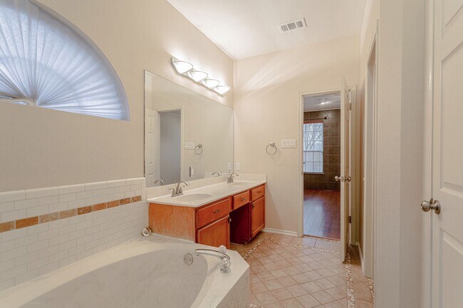 Building Photo - 1235 Blackthorn Dr