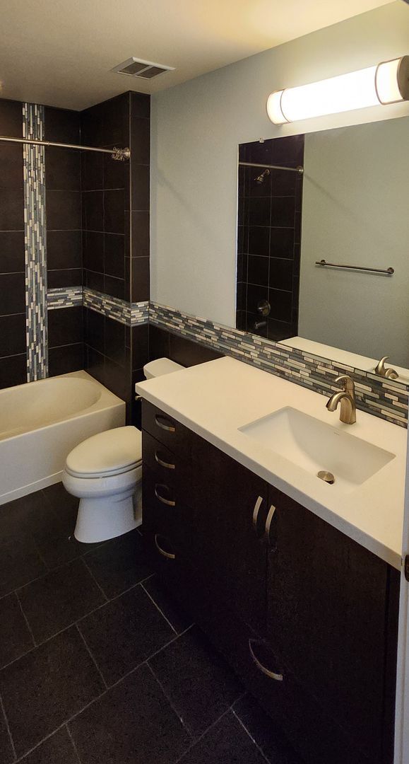 Building Photo - Modern 2 Bed/2 Bath Condo in Vibrant Fort ...