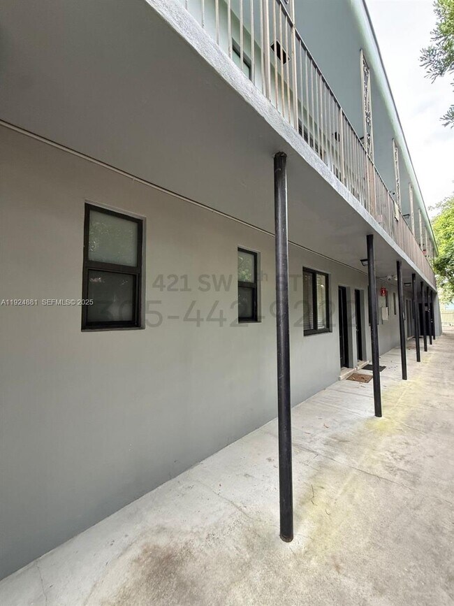 Building Photo - 421 SW 6th St