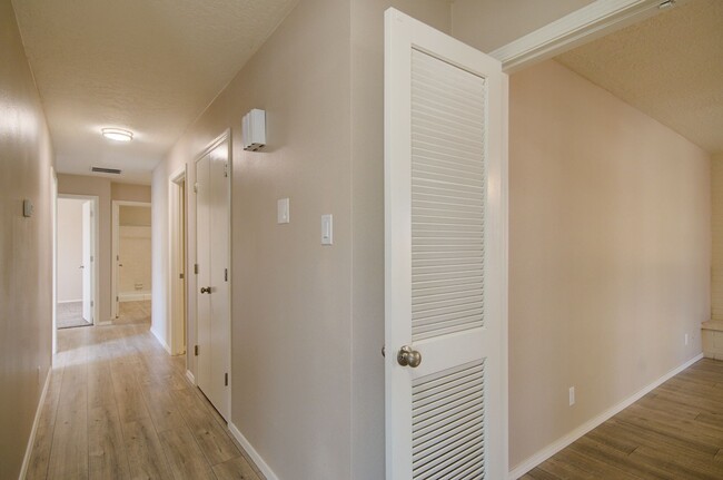 Building Photo - Beautifully Remodeled NE Heights/Uptown Ar...