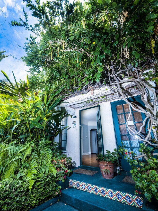 Building Photo - 1002-1012 N Sweetzer Ave