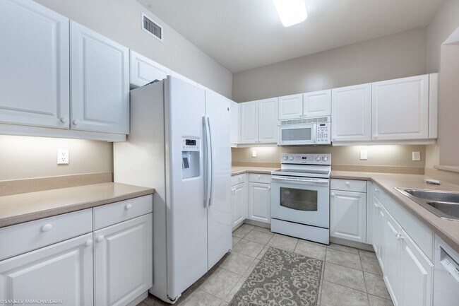 Building Photo - WALKING DISTANCE TO SUNSEEKER RESORT AND P...