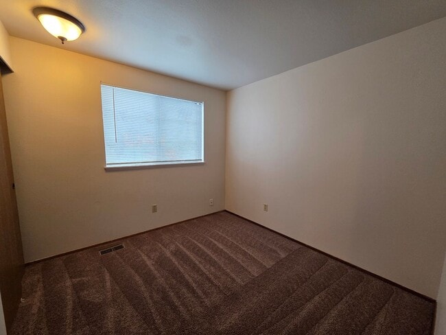 Building Photo - 3 bed, 2.5 bath home in Frontier Village!