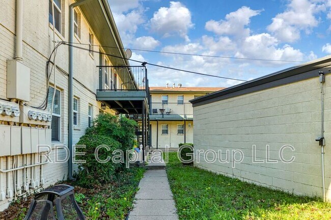 Building Photo - 4722 El Campo Ave