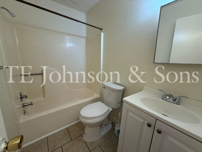 Building Photo - 2 Bedroom Utilities INCLUDED