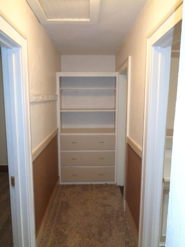 Building Photo - 2 Bedroom House with One Car Garage Near D...