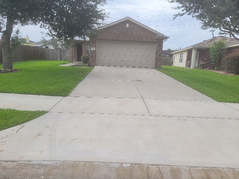 Primary Photo - 7907 Crescent Village Ln