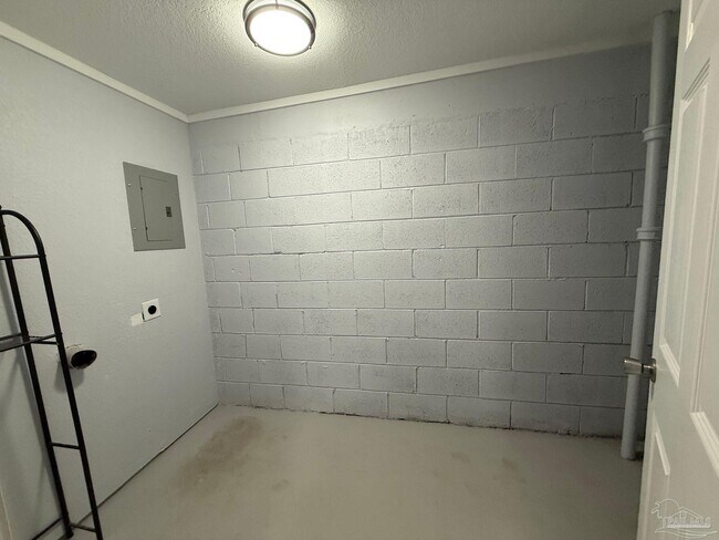 Building Photo - 808 Woodland Dr