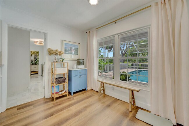 Building Photo - Luxury 5 Bed/4 Bath Pool Home on a Golf Course in Central Sarasota