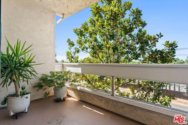 Building Photo - 17130 Burbank Blvd