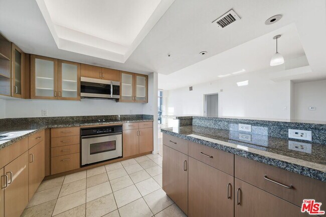 Building Photo - 13700 Marina Pointe Dr