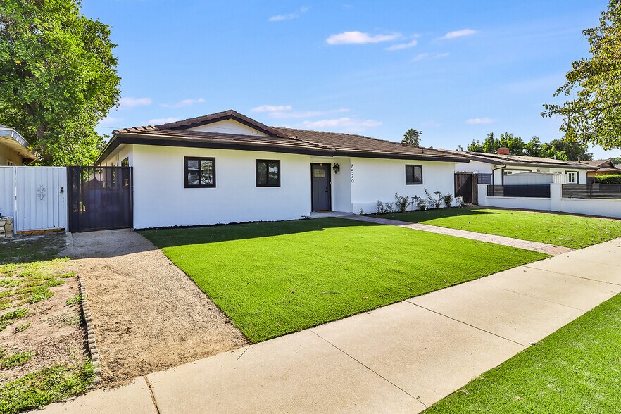 water efficient yard - 8520 Jumilla Ave