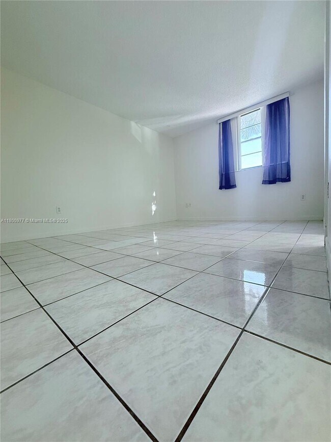 Building Photo - 10835 SW 112th Ave