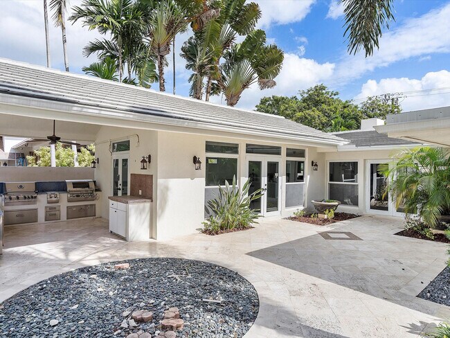 Building Photo - 411 Poinciana Dr