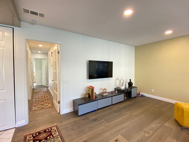 Building Photo - Stunning 3-bedroom, 2-bathroom coastal condo with Modern Custom Upgrades!