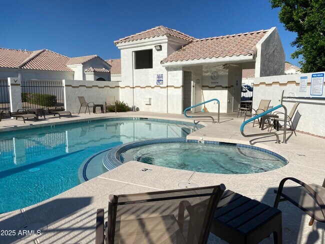 Building Photo - 320 S 70th St