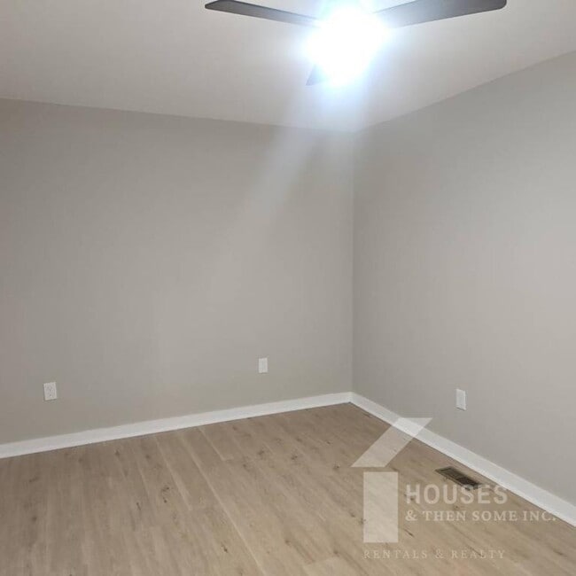 Building Photo - 511 Hampton Ave