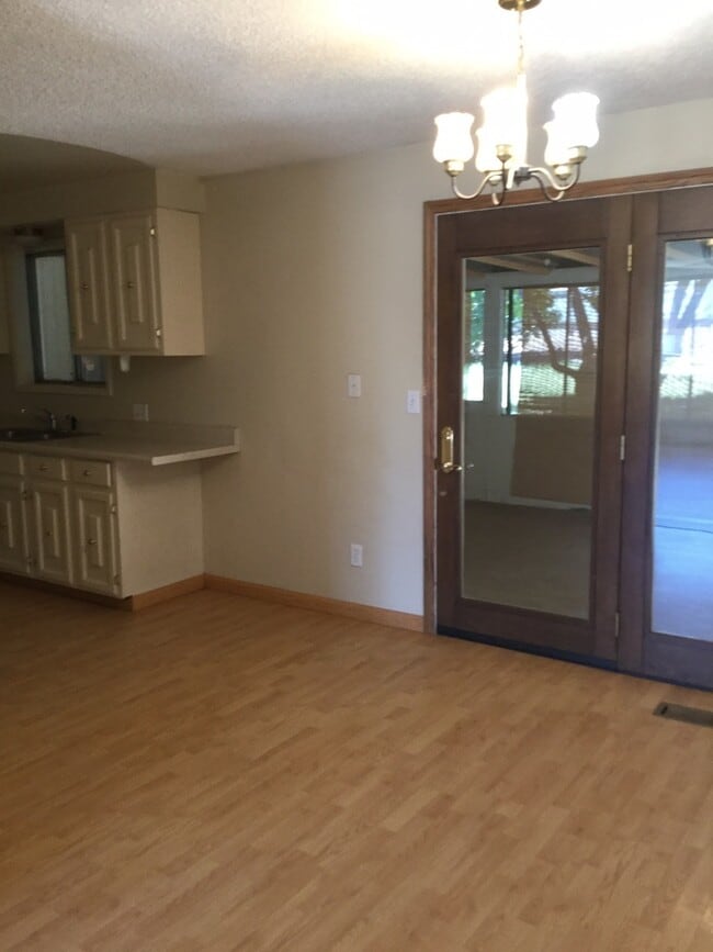 Building Photo - 3 Bedroom 2 Bath house